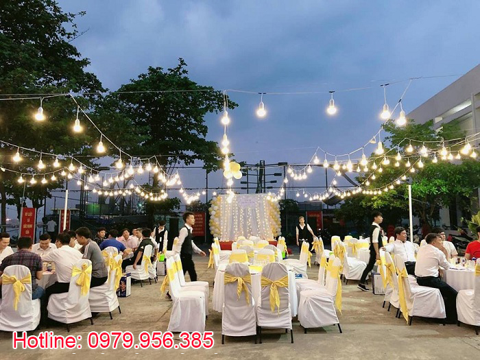 đặt tiệc tại nhà ngoài trời