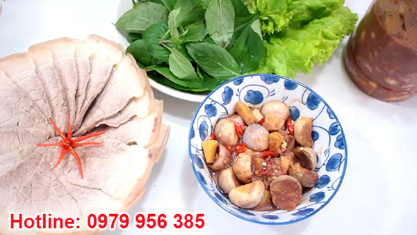 Thịt heo luộc chấm mắm tôm cà pháo