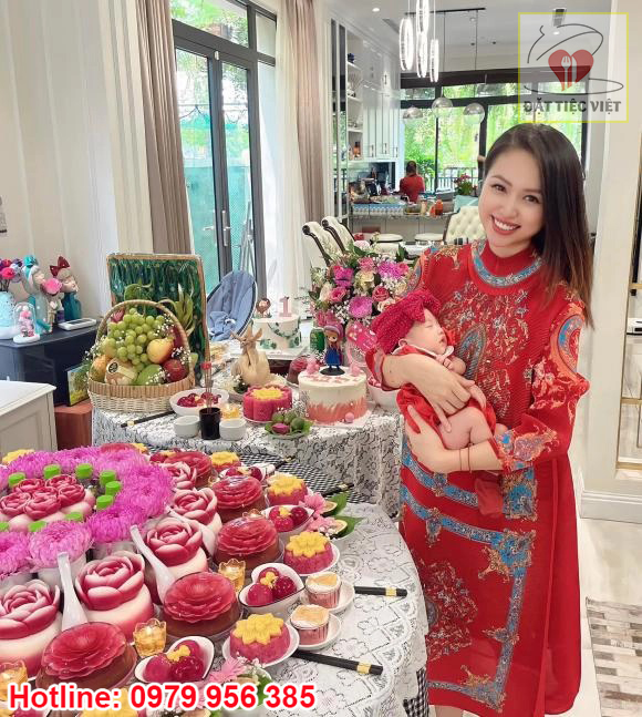 tiệc đầy tháng con gái của MC Vân Hugo
