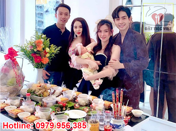 Thu Thủy - Kin Nguyễn cùng những người thân trong gia đình đã làm tiệc đầy tháng cho con gái.