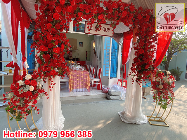 Trang trí cổng hoa tiệc cưới tại nhà