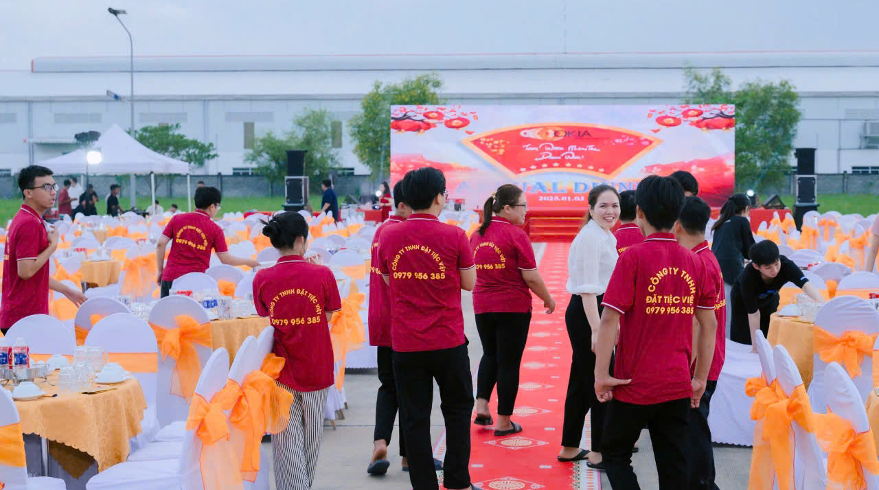 Tiệc bàn là một hình thức đặt tiệc tại nhà phổ biến nhất hiện nay Tiệc bàn là một hình thức đặt tiệc tại nhà phổ biến nhất hiện nay